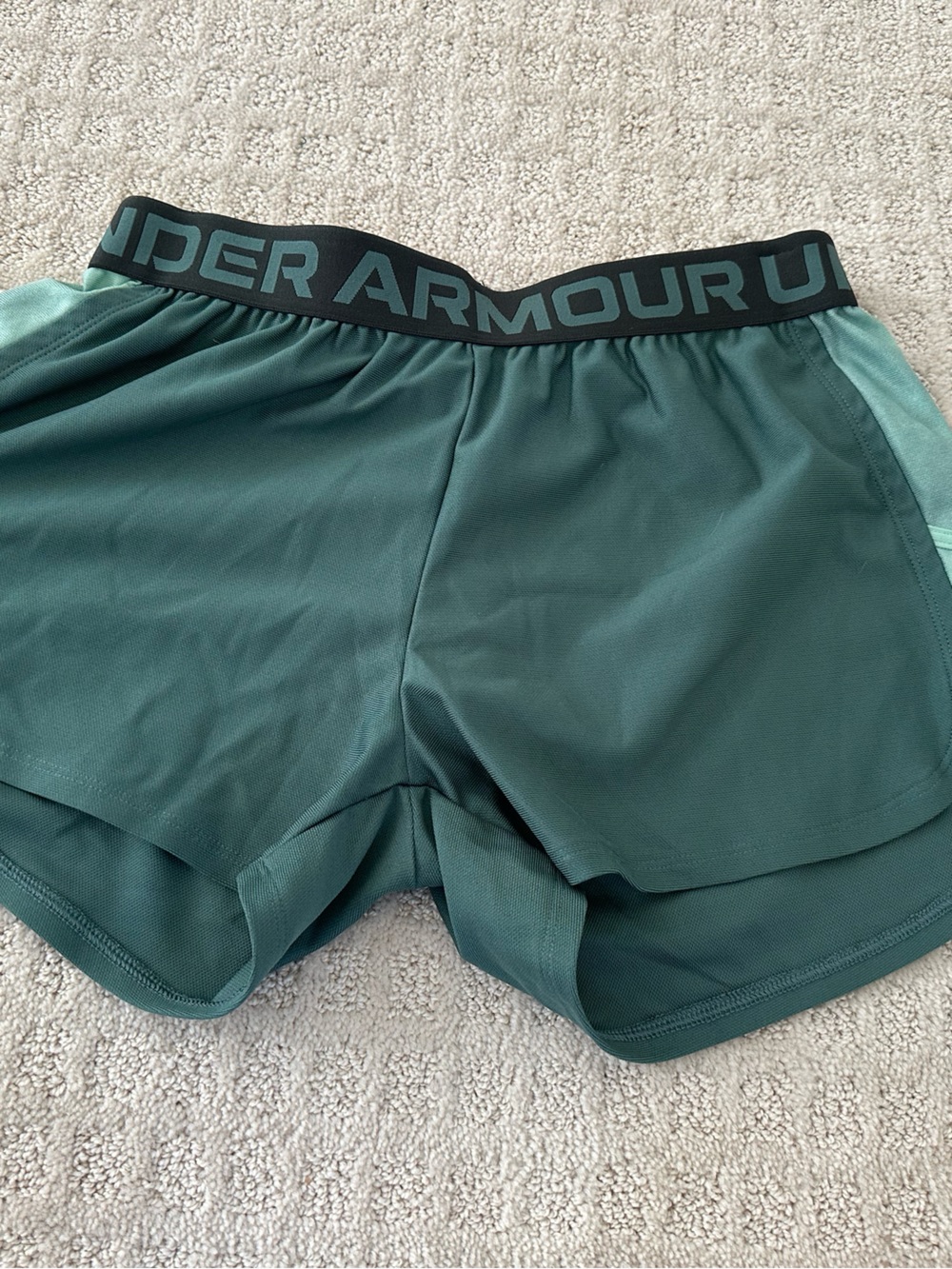 Like New Women’s Under Armour Shorts Size S - Picture 2 of 3